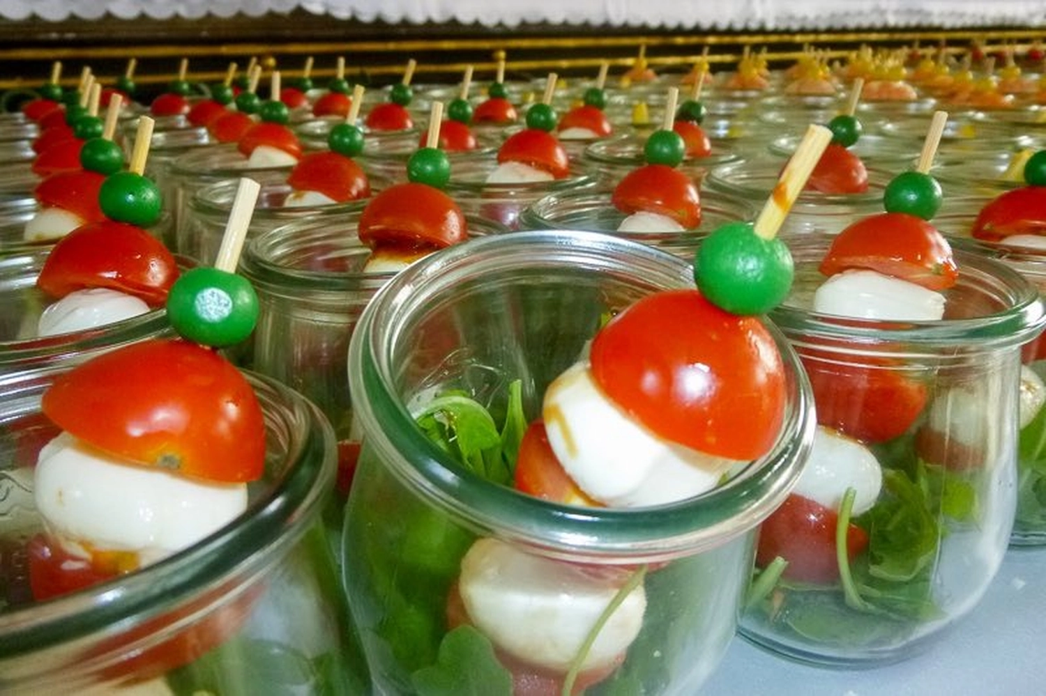 Thörnich – EventCatering – Einzelne Portionen Brokkoli-Gratin, wahrscheinlich als Vorspeise oder Beilage serviert. Gratin ist ein Gericht, das typischerweise mit einer gebräunten Kruste aus Semmelbröseln, Käse oder Butter belegt ist.