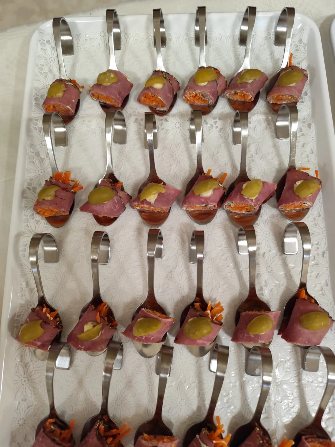 Thörnich – EventCatering – Eine Vorspeise, oft auch als „Roastbeef-Meerrettich-Spiralen“ oder „Roastbeef-Roll-Ups“ bezeichnet, ist eine Art Fingerfood.