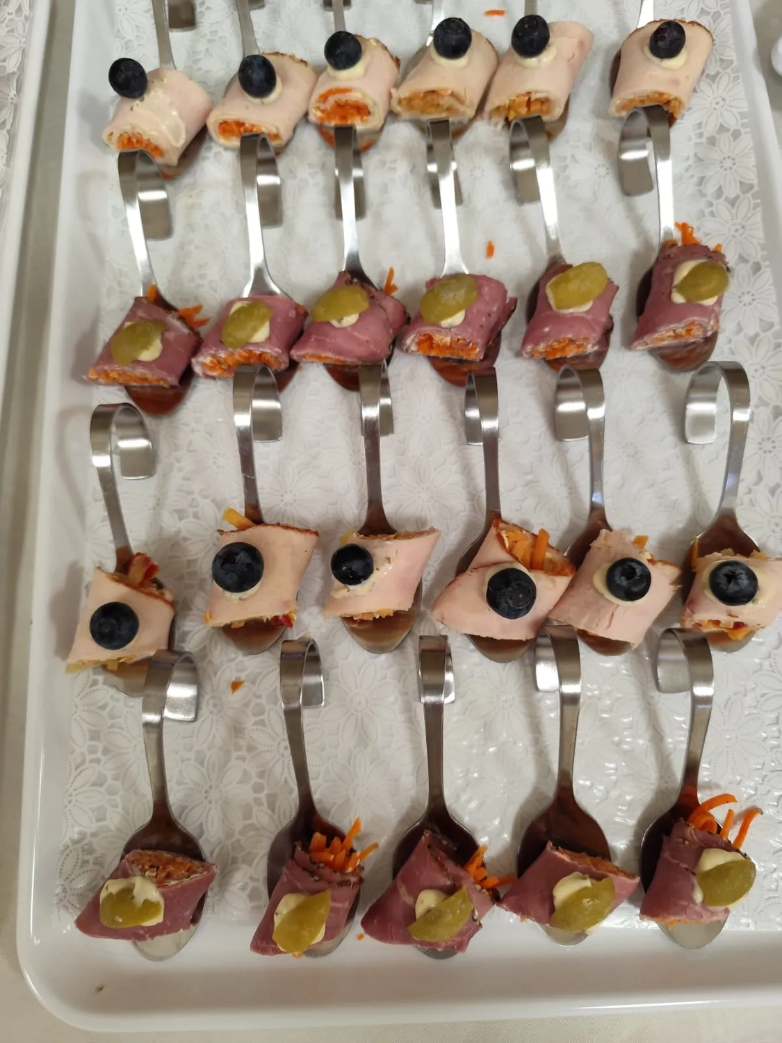 Thörnich – EventCatering – Eine Vorspeise, oft auch als „Roastbeef-Meerrettich-Spiralen“ oder „Roastbeef-Roll-Ups“ bezeichnet, ist eine Art Fingerfood.