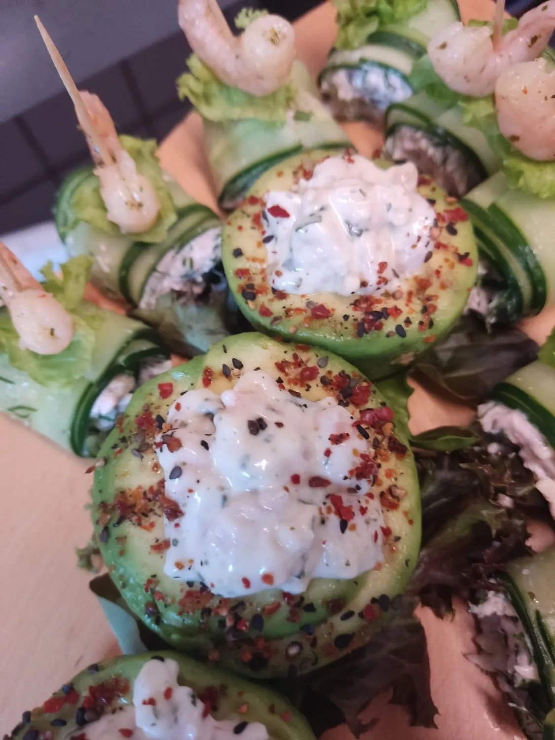 Thörnich - Eventcatering - Gurkenhappen, ein beliebter und einfach zuzubereitender Snack oder Appetitanreger. Sie bestehen typischerweise aus Gurkenscheiben, die mit einer cremigen Füllung und verschiedenen Gewürzen garniert werden.