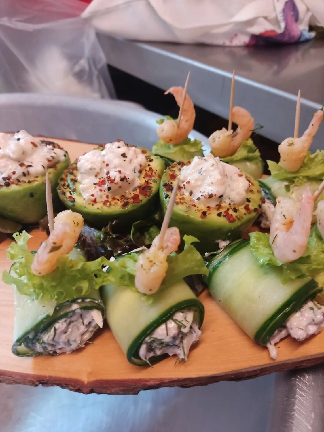 Thörnich - Eventcatering - Gurkenhappen, ein beliebter und einfach zuzubereitender Snack oder Appetitanreger. Sie bestehen typischerweise aus Gurkenscheiben, die mit einer cremigen Füllung und verschiedenen Gewürzen garniert werden.