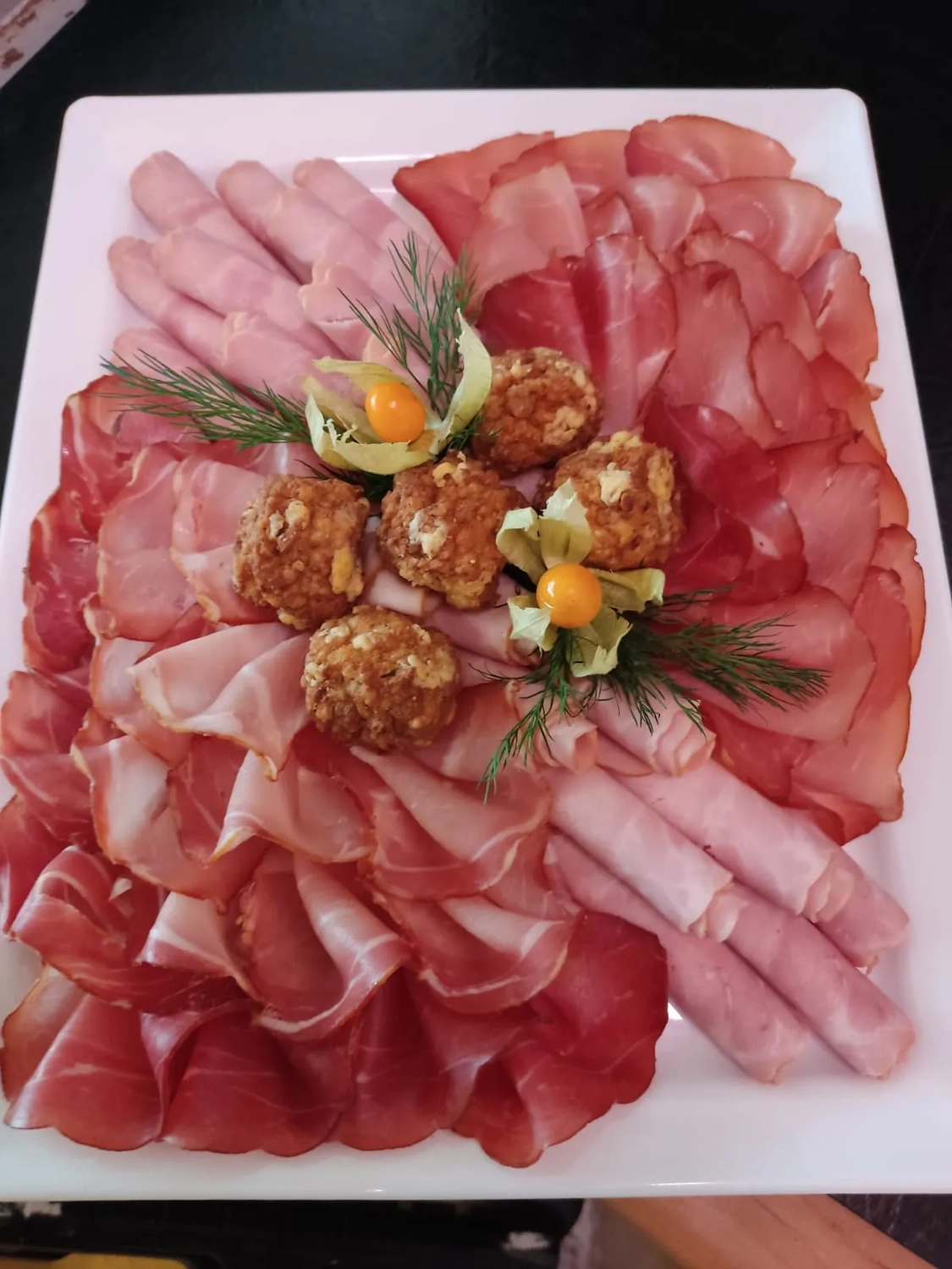 Thörnich - EventCatering - a Wurstplatte, eine deutsche Wurst- oder Aufschnittplatte