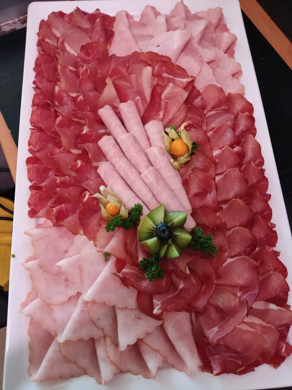 Thörnich - EventCatering - eine Aufschnittplatte, auch Wurst- oder Schinkenplatte genannt