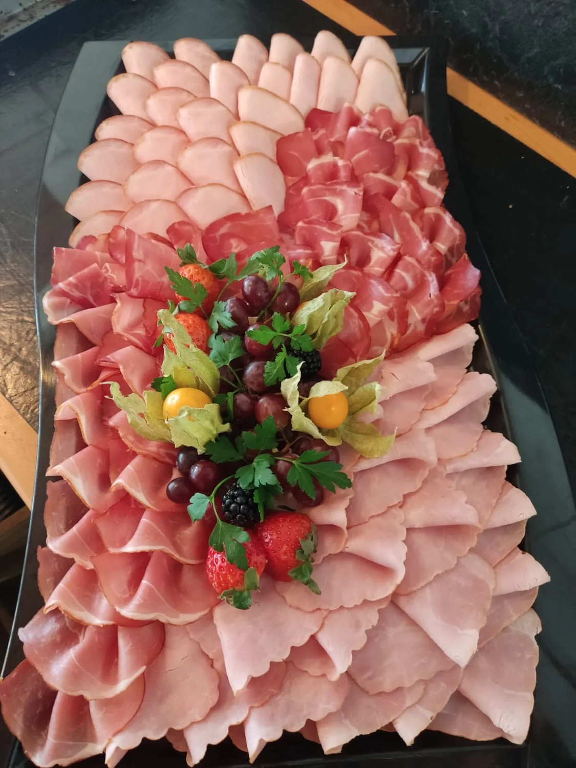 Thörnich - EventCatering - a Wurstplatte, eine deutsche Wurst- oder Aufschnittplatte