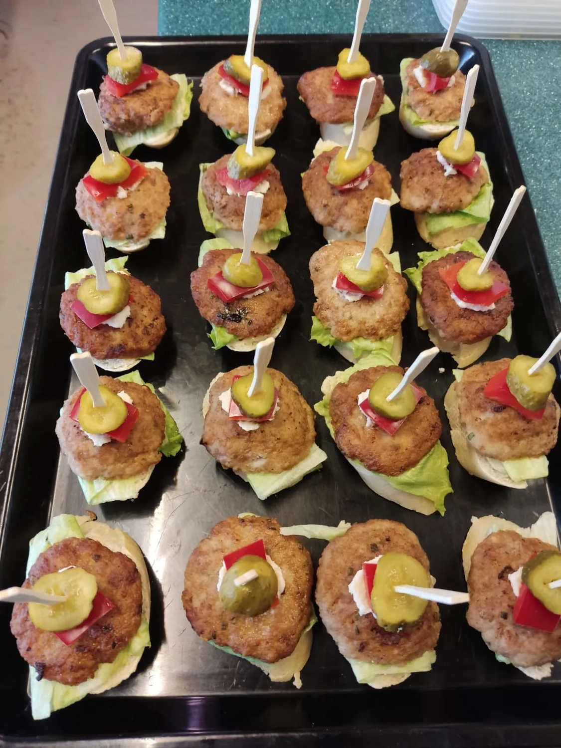 Thörnich - EventCatering - Mini-Cheeseburger-Frikadellen, auch bekannt als Party-Bouletten oder Frikadellen.