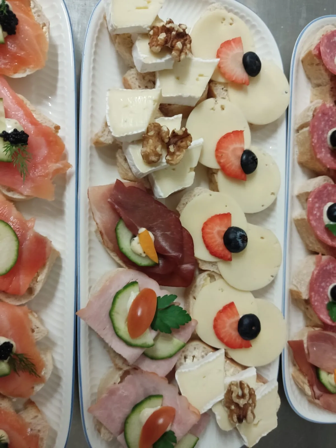 Thörnich - EventCatering - Teller mit Canapés, das sind kleine, dekorative Appetithäppchen.