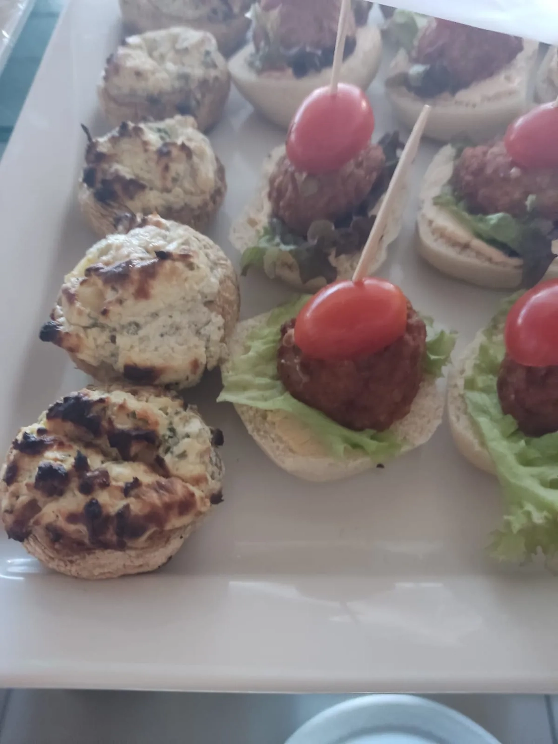 Thörnich – EventCatering – eine Platte mit Mini-Burgern, auch Sliders genannt, und anderen Backwaren.