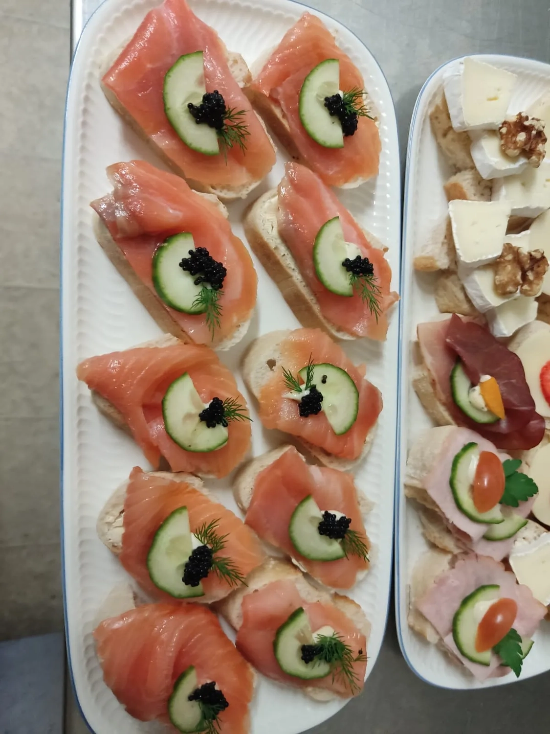 Thörnich - EventCatering - Teller mit Canapés, das sind kleine, dekorative Appetithäppchen.