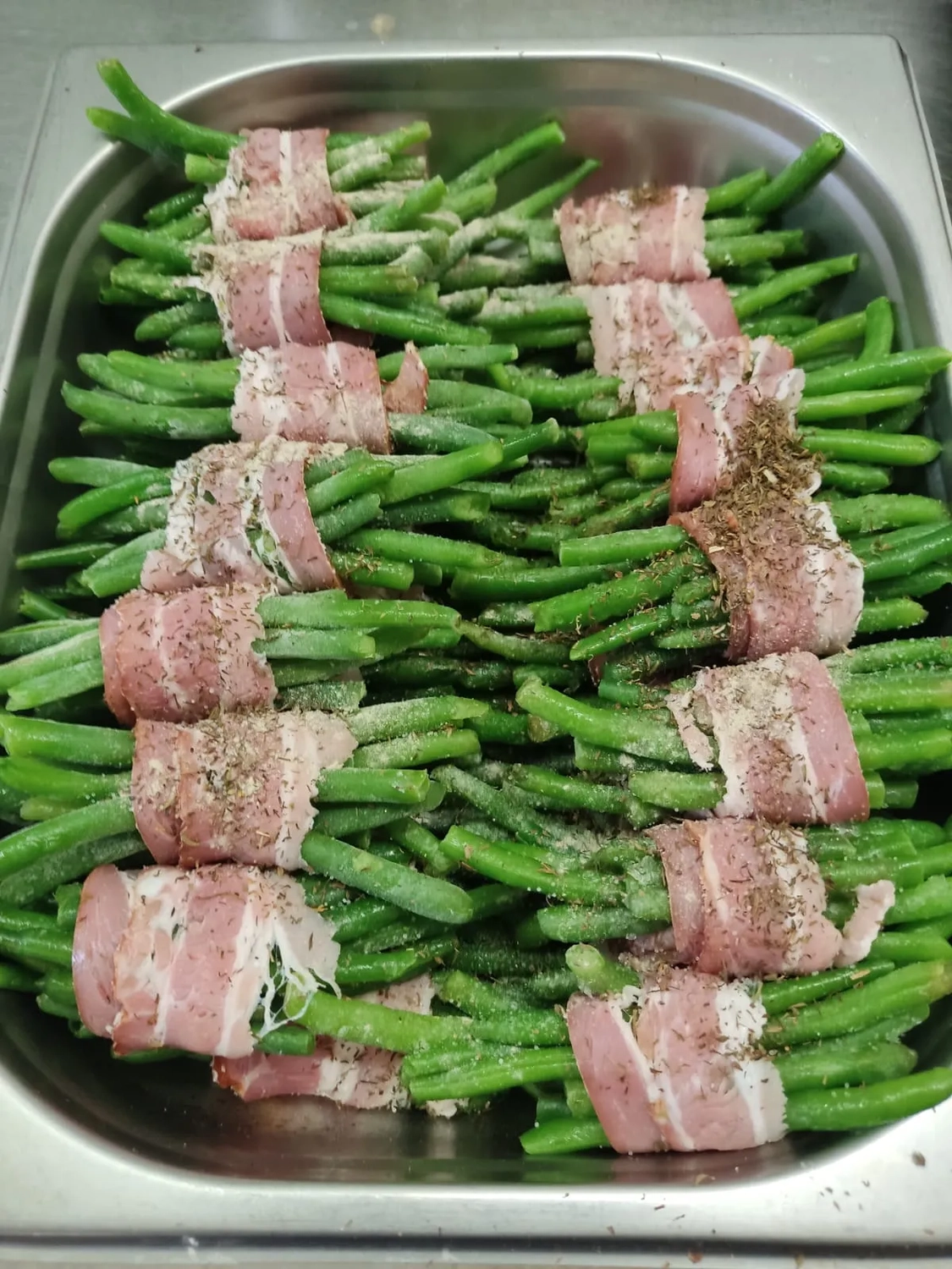 Thörnich – EventCatering – Grüne Bohnen im Speckmantel, eine beliebte Beilage, die oft an Feiertagen oder bei Zusammenkünften serviert wird.