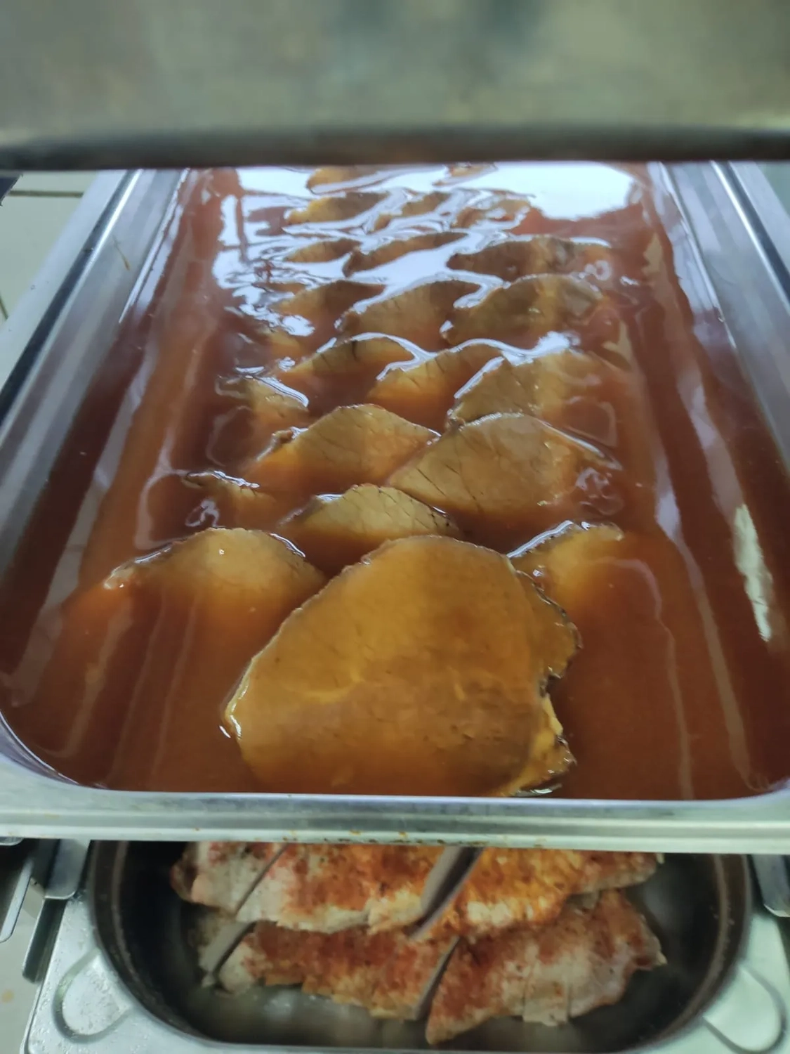 Thörnich – EventCatering – eine große Platte mit Chicken Wings in roter Sauce, auch bekannt als Hot Wings oder Buffalo Wings.