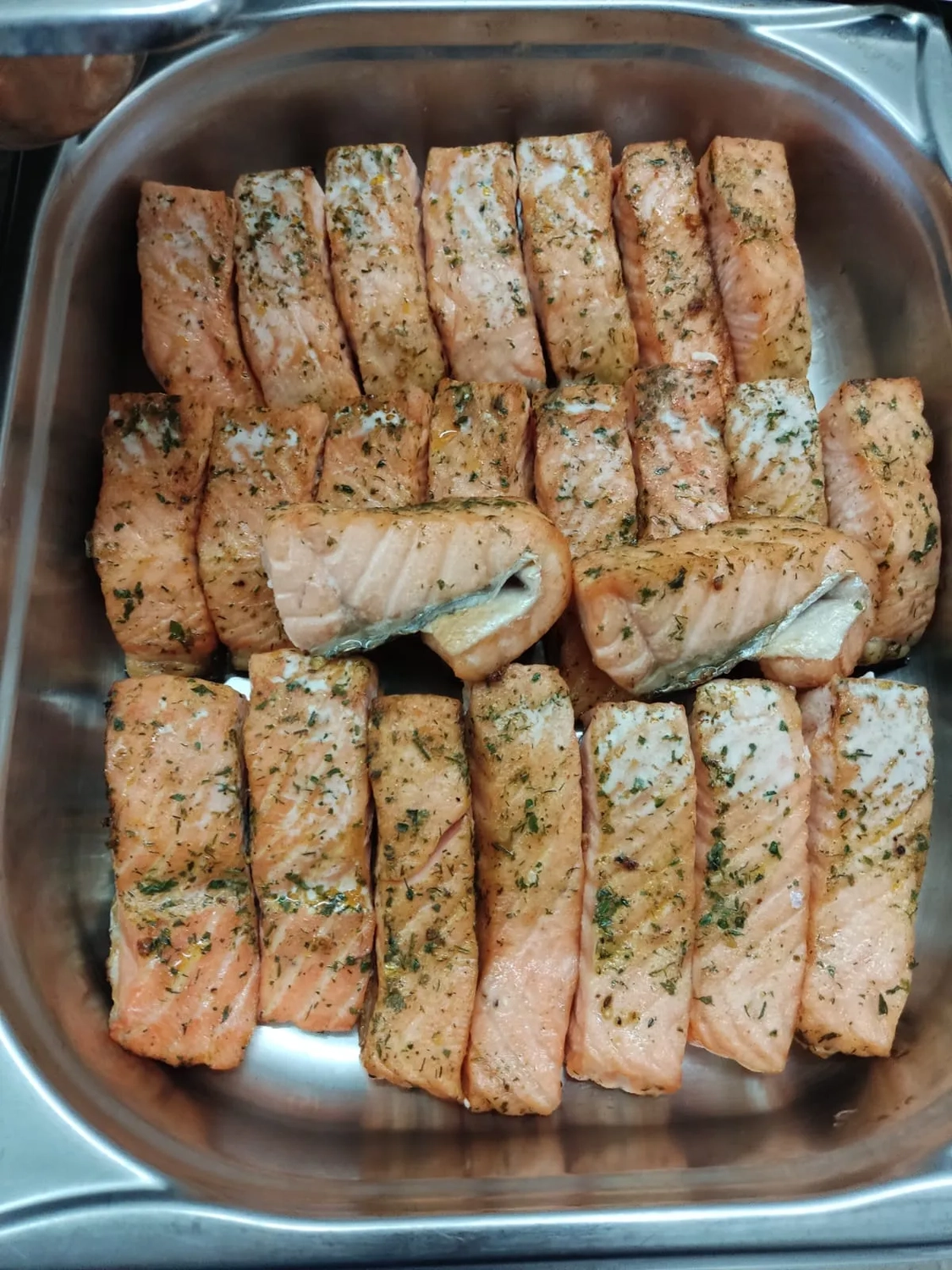 Thörnich – EventCatering – Eine Platte mit scheinbar heiß geräucherten Lachsfilets.