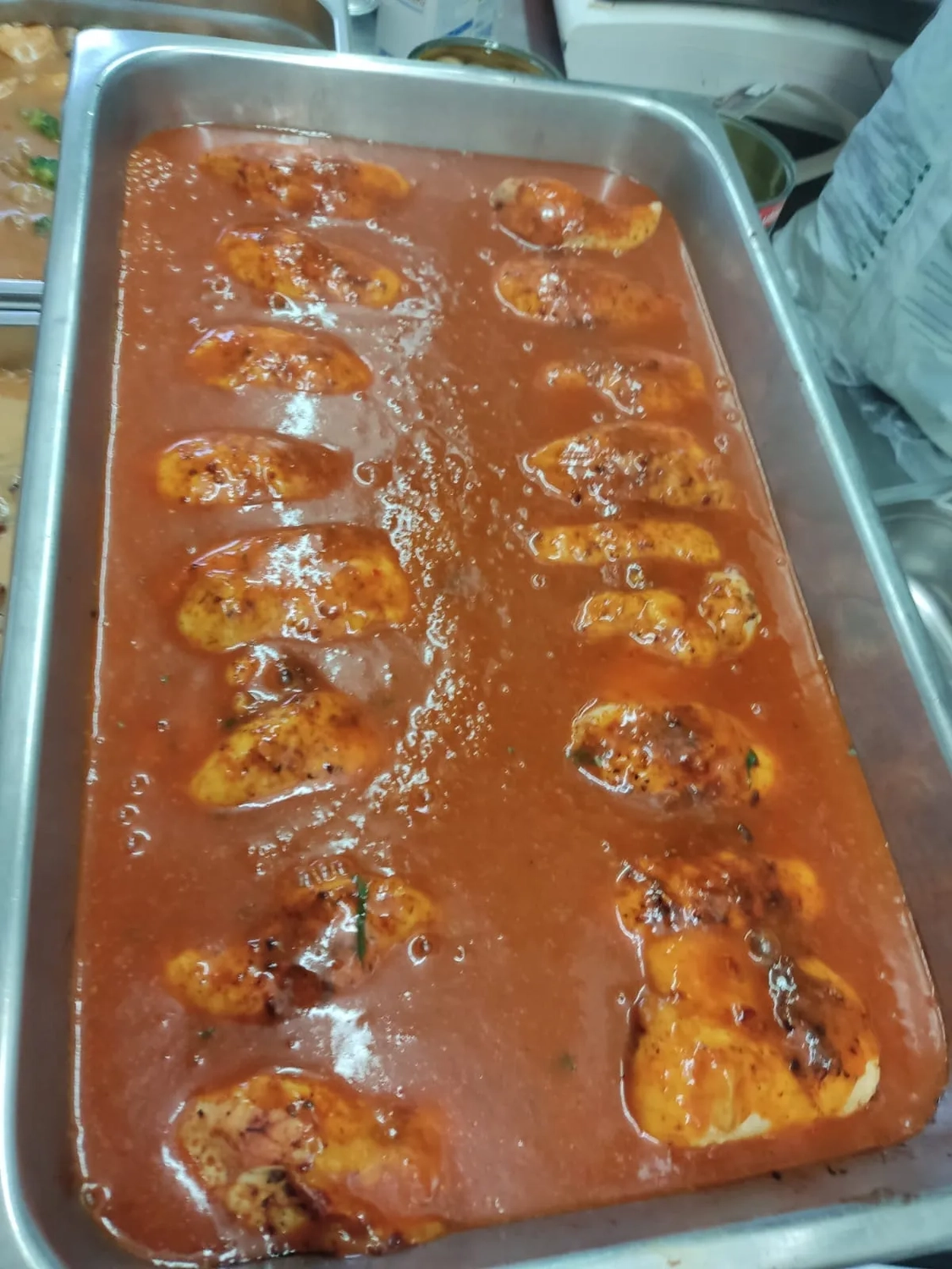 Thörnich – EventCatering – eine große Platte mit Chicken Wings in roter Sauce, auch bekannt als Hot Wings oder Buffalo Wings.