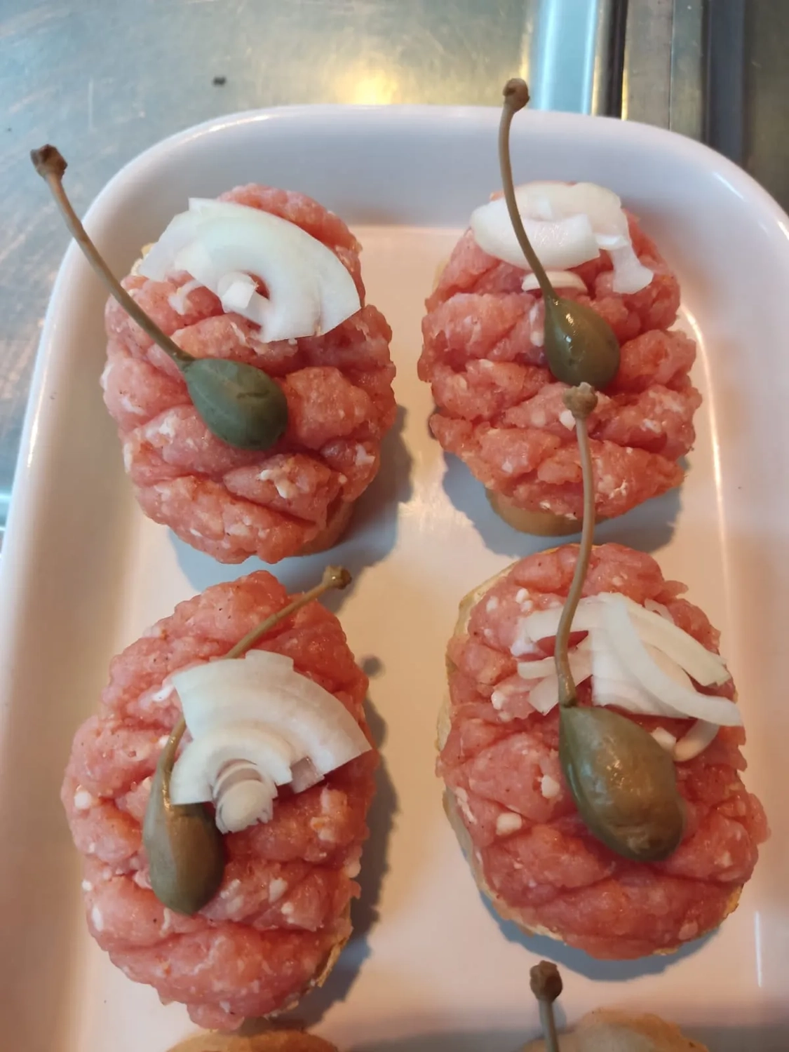Thörnich – EventCatering – Steak Tartare, ein klassisches französisches Gericht aus fein gehacktem oder gehacktem rohem Rindfleisch.