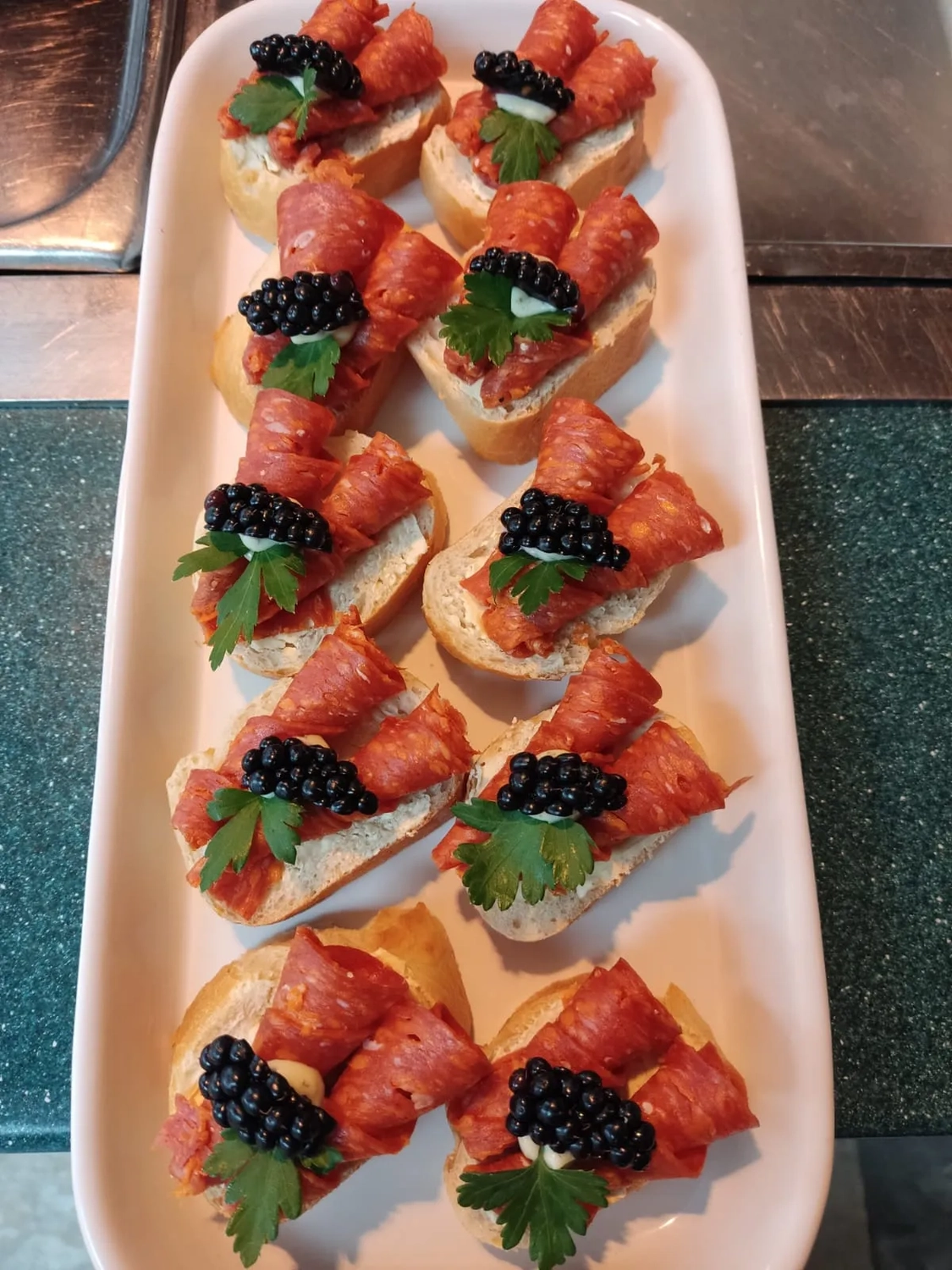 Thörnich – EventCatering – Steak Tartare, ein klassisches französisches Gericht aus fein gehacktem oder gehacktem rohem Rindfleisch.