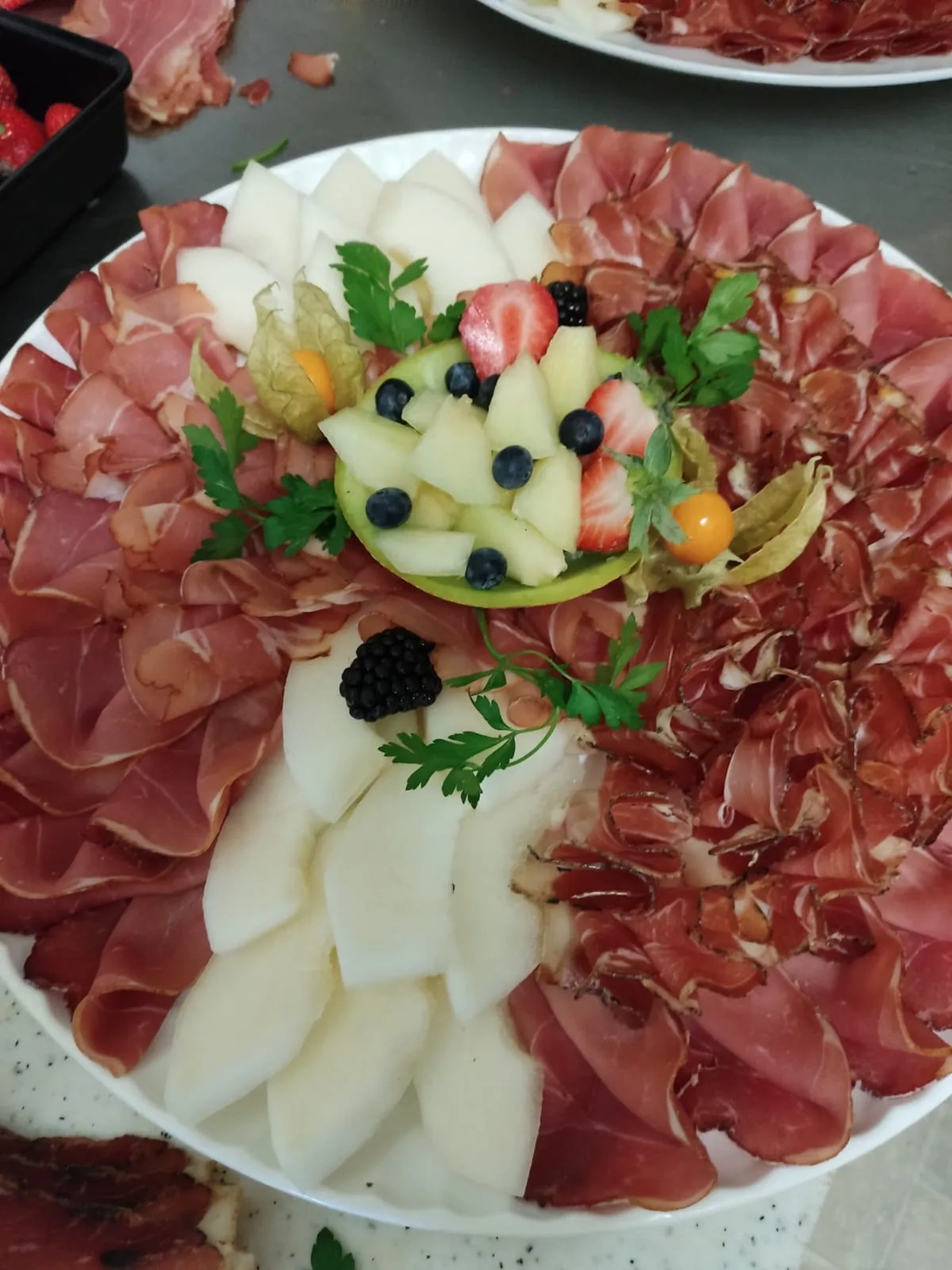 Thörnich - EventCatering - eine Aufschnittplatte, auch Wurst- oder Schinkenplatte genannt