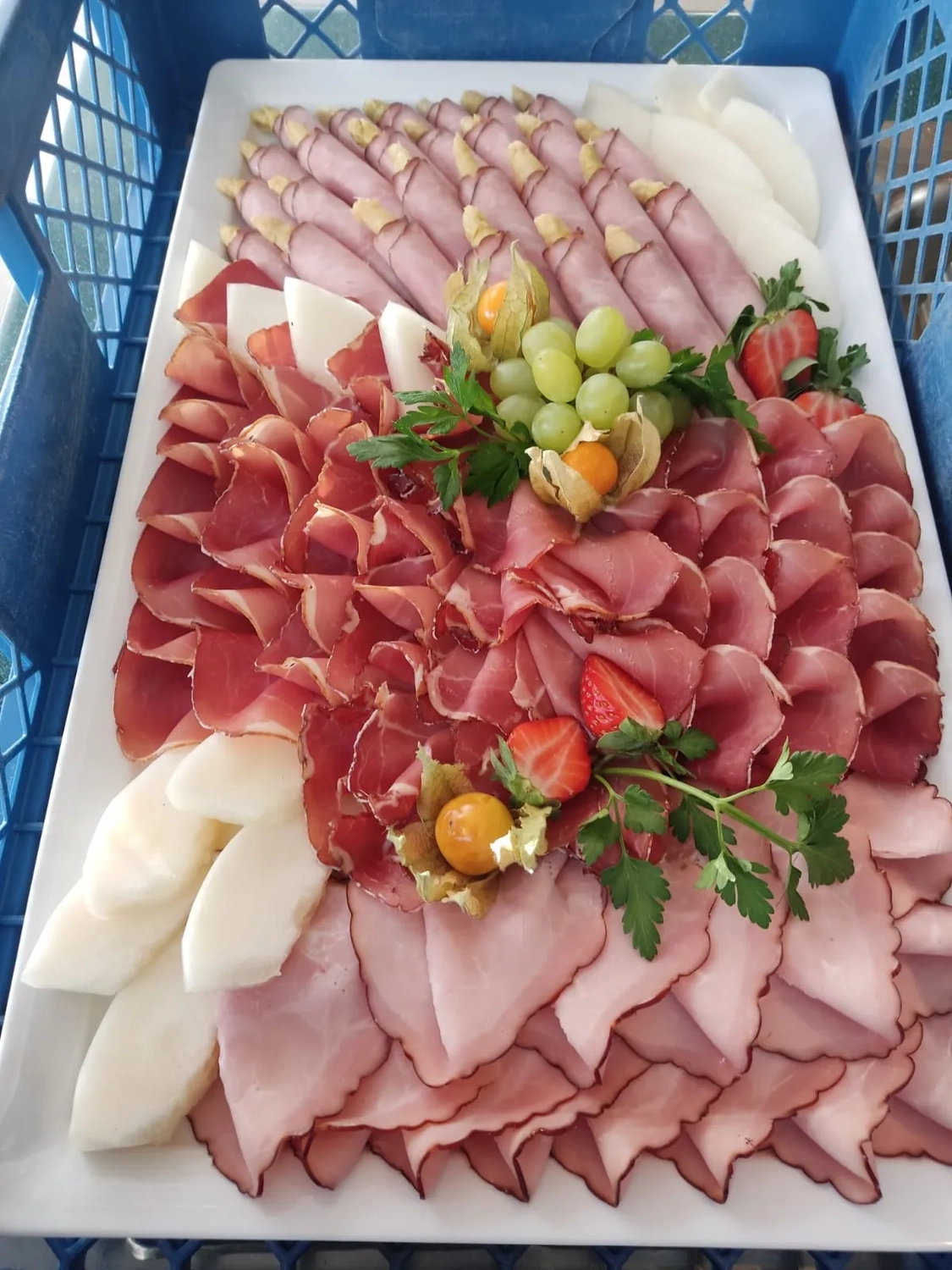 Thörnich - EventCatering - eine Aufschnittplatte, auch Wurst- oder Schinkenplatte genannt